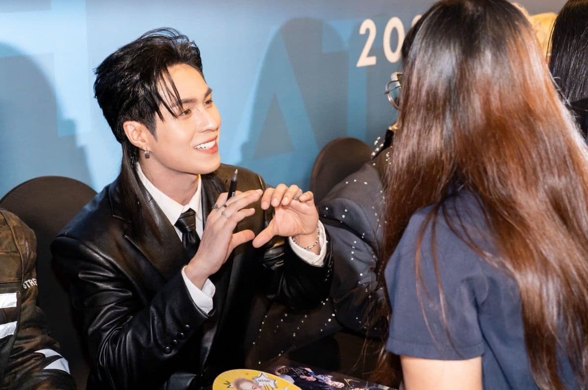 Các nghệ sĩ "Anh Trai Say Hi" mùa 2 tại buổi họp báo, khẳng định vị thế mới của show thực tế Việt.