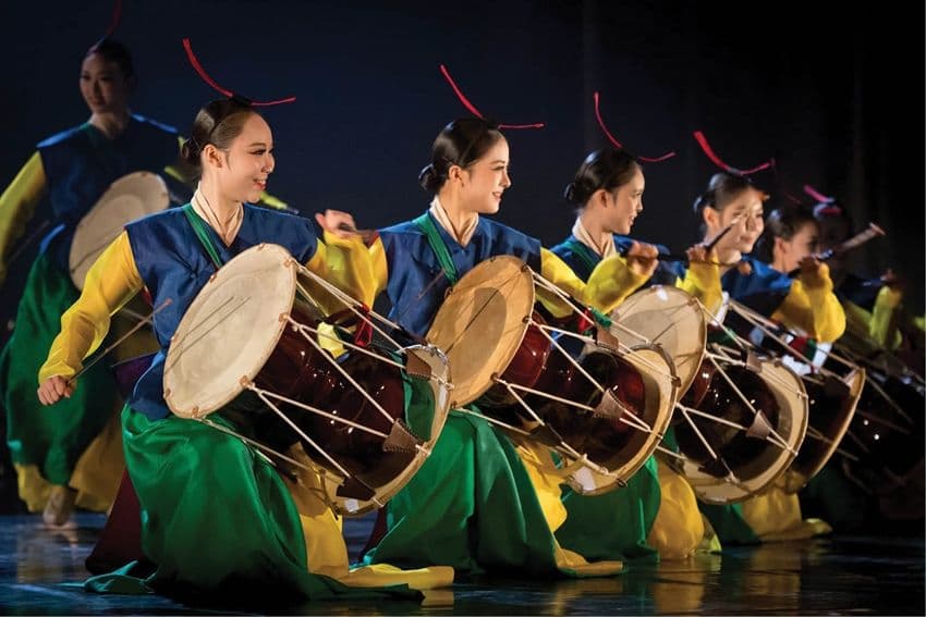 Các nghệ sĩ biểu diễn trống truyền thống, tượng trưng cho sự đa dạng nghệ thuật và tinh thần lễ hội sôi động của Huế.