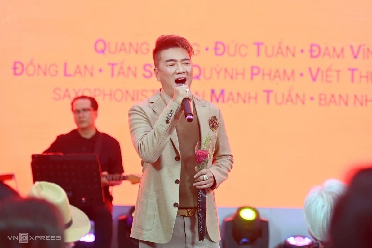 Các nghệ sĩ đương đại biểu diễn trên sân khấu, thể hiện sự đa dạng trong cách tiếp cận âm nhạc Trịnh Công Sơn.