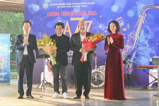 Các nghệ sĩ nhận hoa tri ân sau buổi biểu diễn nhạc Jazz, thể hiện sự thành công và tương lai tươi sáng của các chương trình văn hóa đô thị.