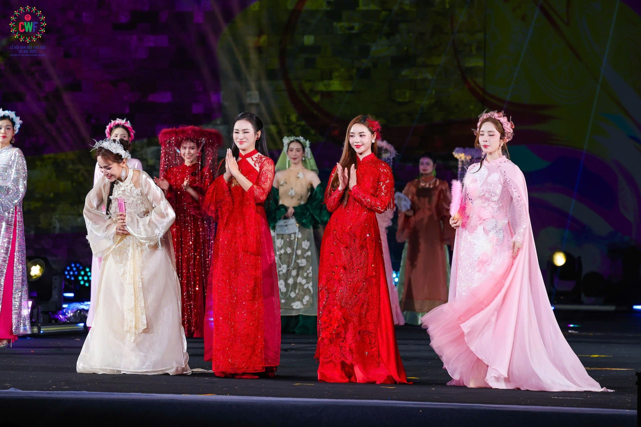 Các nghệ sĩ trình diễn áo dài truyền thống Việt Nam, góp phần tạo nên bức tranh văn hóa đa sắc màu của lễ hội.