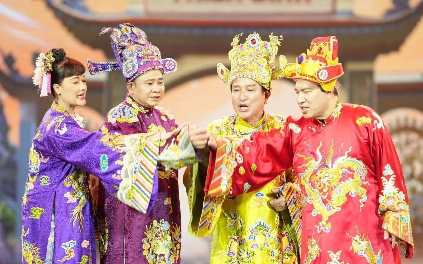 Các nghệ sĩ trong trang phục Táo Quân trên sân khấu, thể hiện không khí chương trình hài kịch cuối năm.