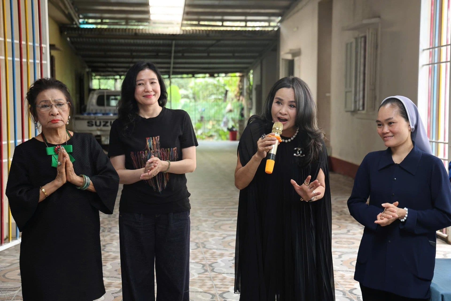 Các nghệ sĩ ưu tú tham gia một sự kiện, thể hiện sự cống hiến và trách nhiệm của người nghệ sĩ được vinh danh.