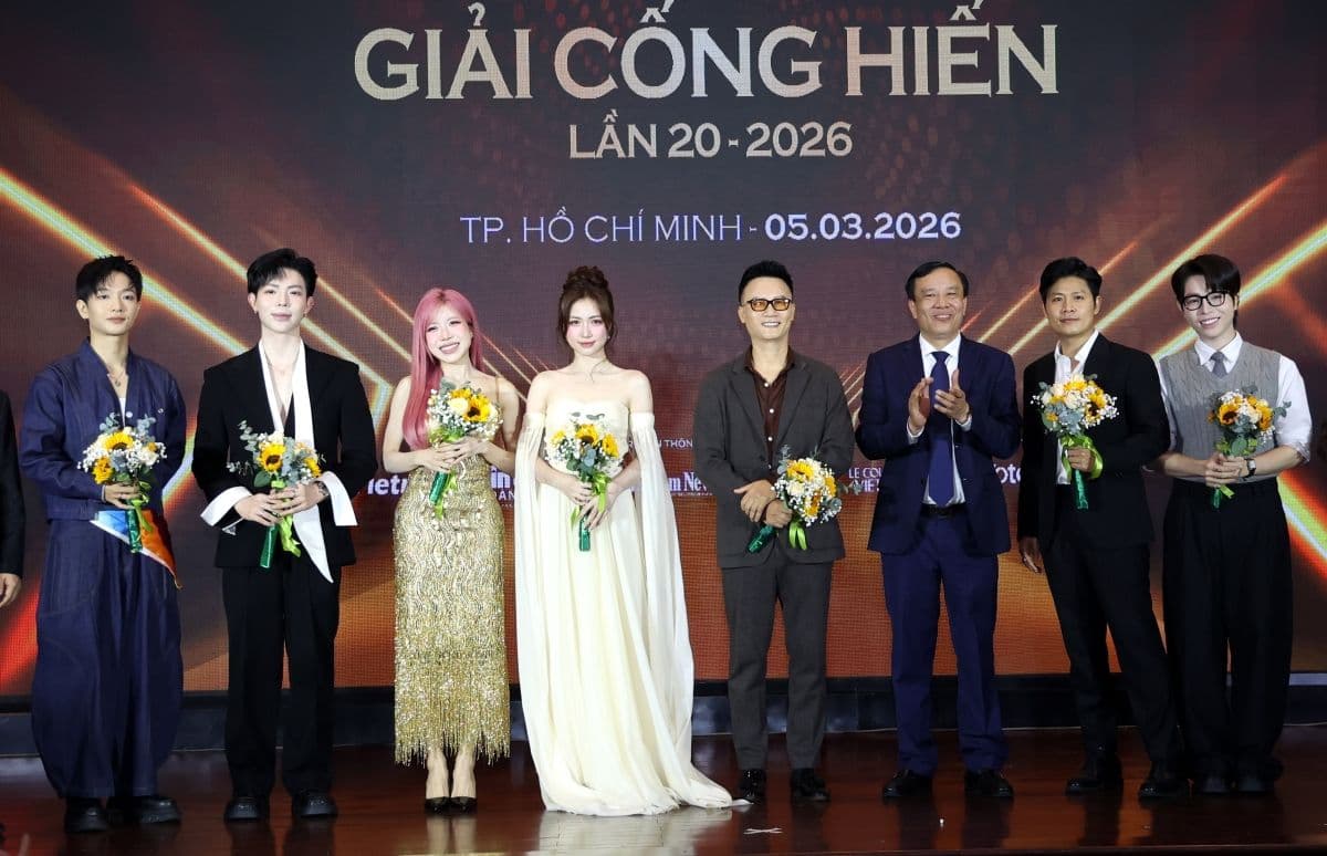 Các nghệ sĩ và đại diện ban tổ chức trên sân khấu lễ công bố Giải Cống Hiến lần thứ 20 năm 2026 tại TP.HCM.