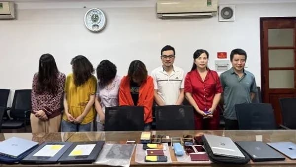 Các nghi phạm và tang vật liên quan đến vụ án chiếm đoạt tài khoản, minh họa sự cấu kết giữa người trong cuộc và kẻ lừa đảo