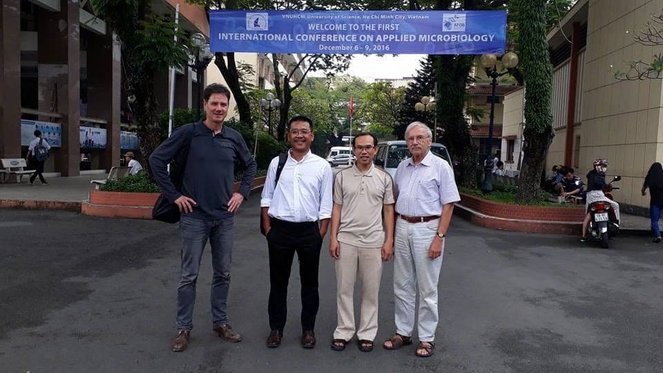 Các nhà khoa học tại một hội nghị quốc tế, thể hiện sự hợp tác và môi trường học thuật phát triển