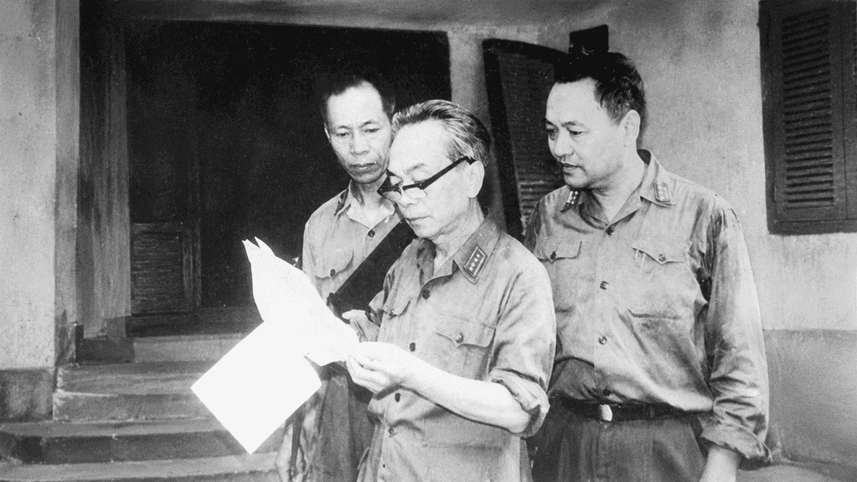 Các nhà lãnh đạo hoặc sĩ quan quân đội Việt Nam xem xét tài liệu, tượng trưng cho việc gìn giữ và truyền bá ký ức lịch sử.