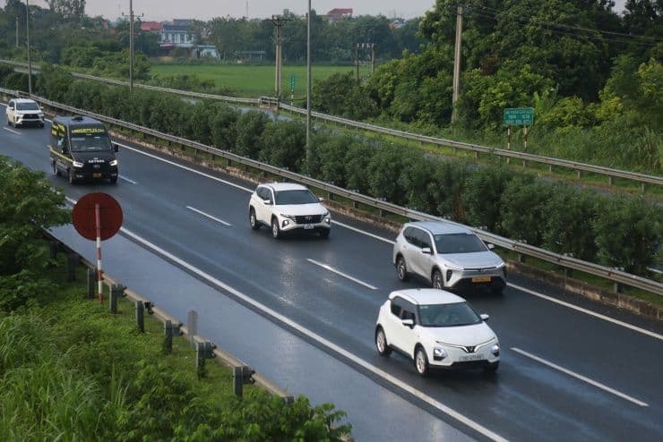 Các phương tiện di chuyển trên đường cao tốc, thể hiện mục tiêu xây dựng thói quen lái xe an toàn và văn hóa giao thông tự thân tại Việt Nam.