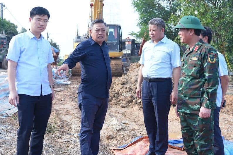 Các quan chức địa phương và quân đội kiểm tra hiện trường khắc phục hậu quả mưa lũ, nhấn mạnh tầm quan trọng của dự báo và hạ tầng