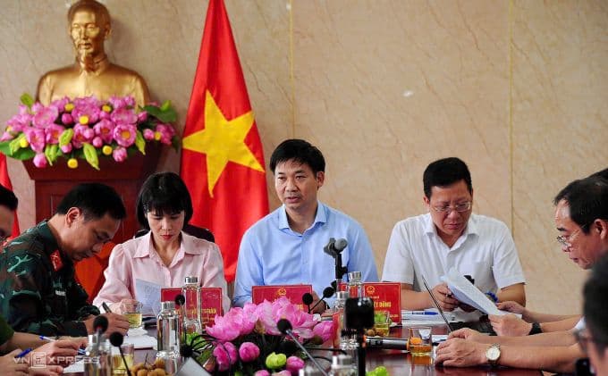 Các quan chức chính quyền và đại diện ngành họp báo, thảo luận giải pháp tăng cường an toàn sau sự cố Hạ Long.