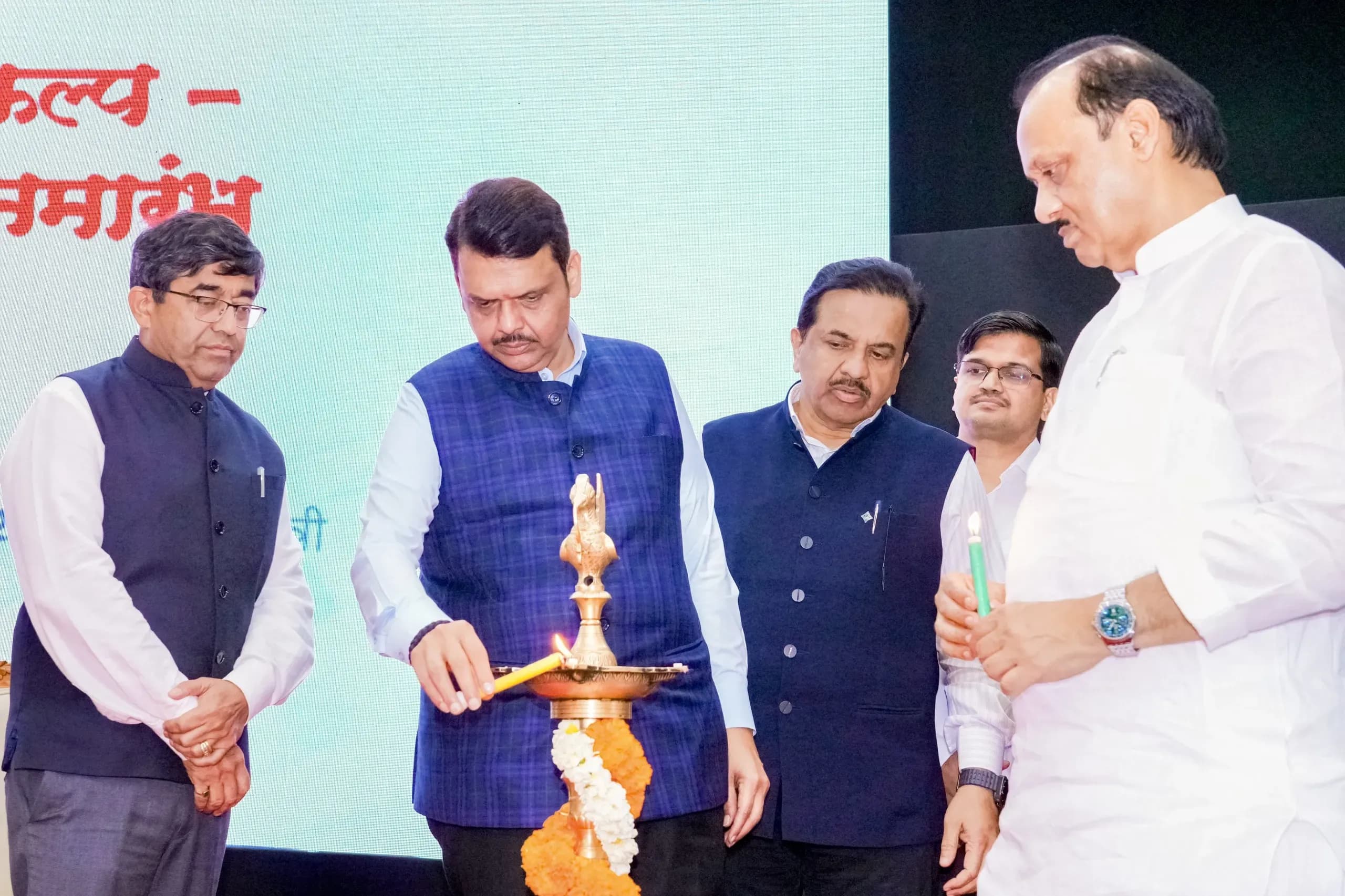 Các quan chức Ấn Độ tham gia nghi lễ thắp đèn truyền thống, tượng trưng cho việc khởi động các đề xuất cải cách đất đai đột phá của CII.