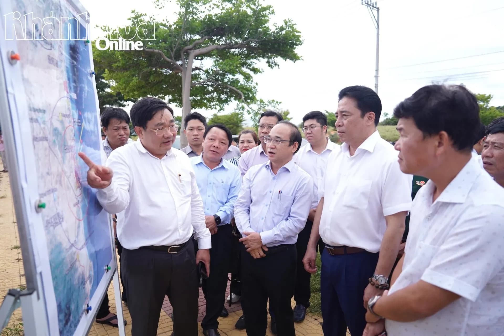 Các quan chức tỉnh Khánh Hòa thảo luận về bản đồ quy hoạch mở rộng địa giới hành chính và phát triển vùng.