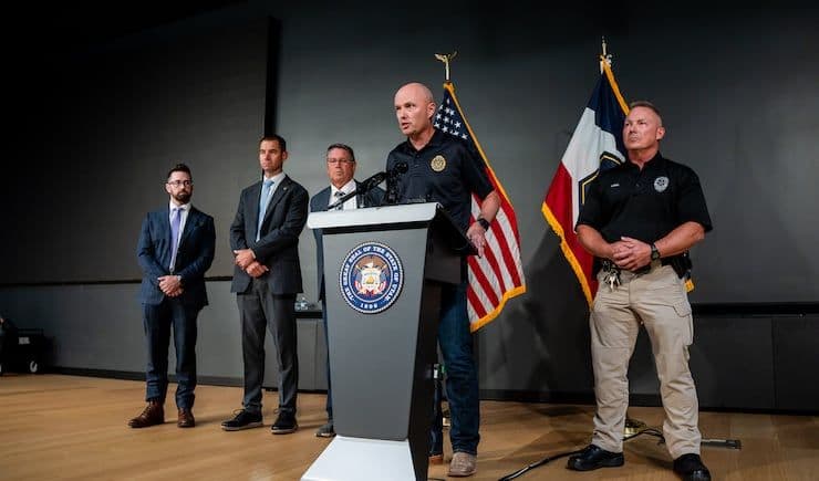 Các quan chức Utah, bao gồm Thống đốc Spencer Cox, tại cuộc họp báo sau vụ ám sát Charlie Kirk.