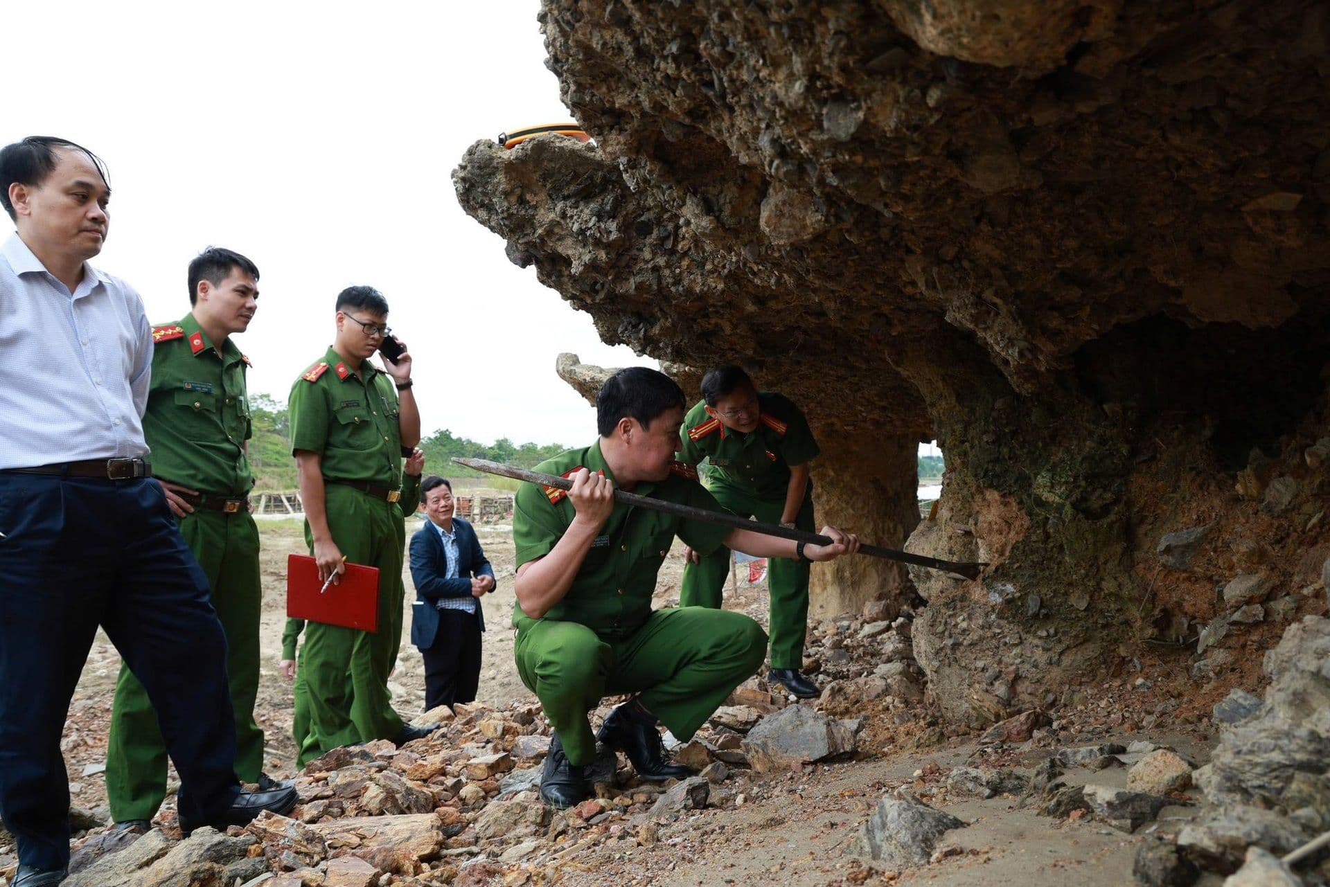 Các quan chức và cảnh sát đang kiểm tra kỹ lưỡng khu vực trụ cầu Sông Lô bị hư hại, đánh giá mức độ nghiêm trọng.