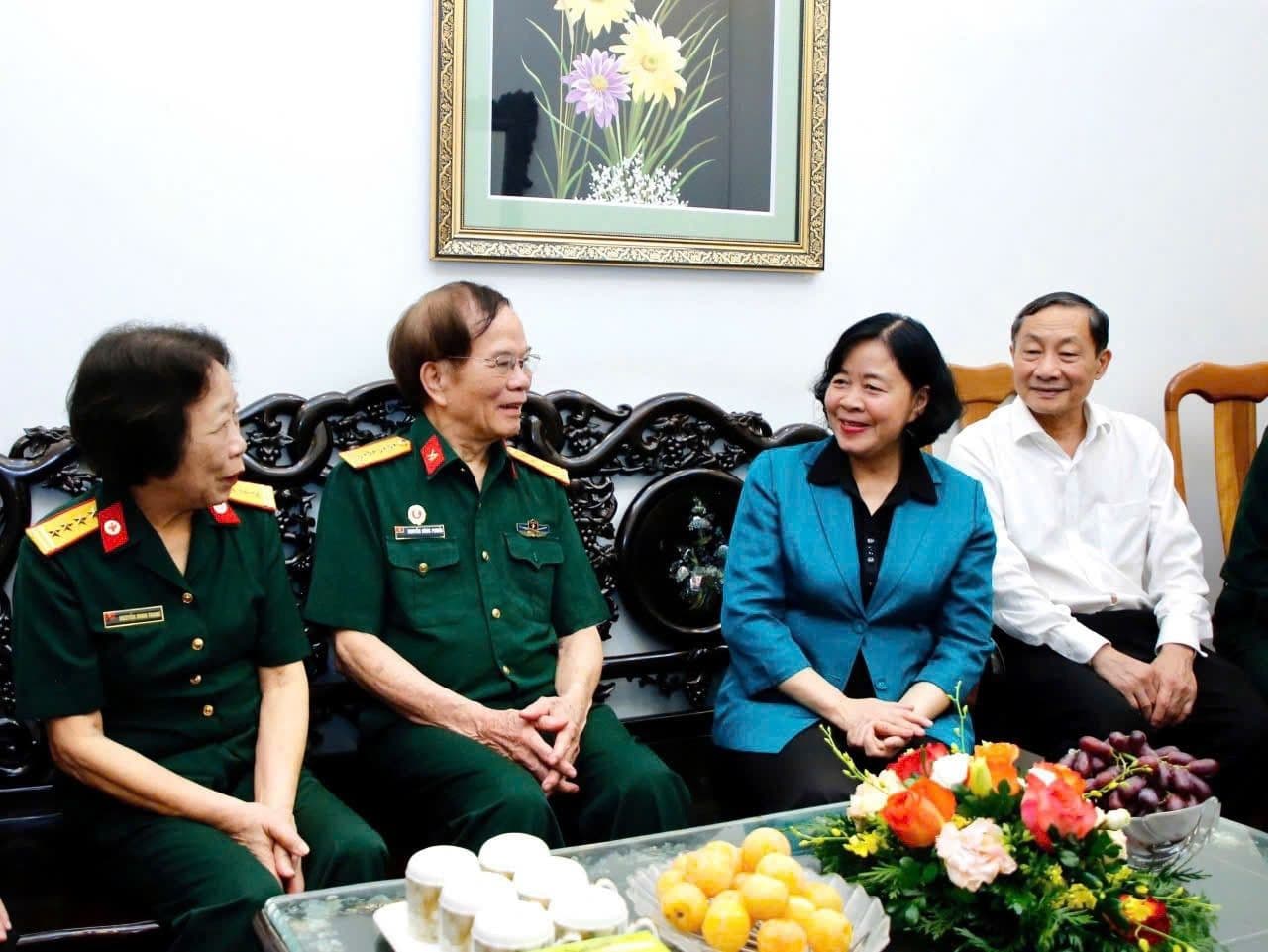 Các quan chức và quân nhân Việt Nam trong một buổi gặp mặt trang trọng, thể hiện sự tri ân và gắn kết.