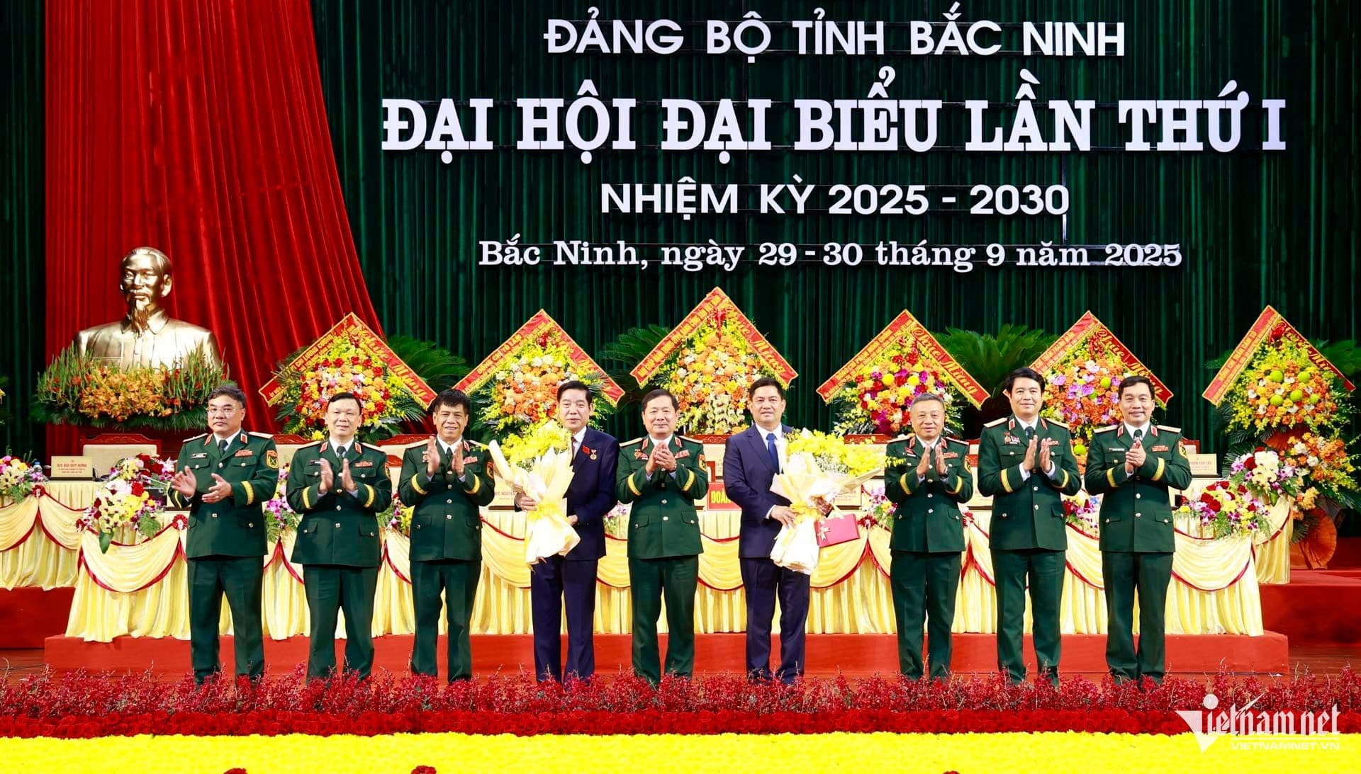 Các sĩ quan quân đội, tượng trưng cho kỷ cương và bản lĩnh quân sự mà Thượng tướng Nguyễn Hồng Thái mang đến