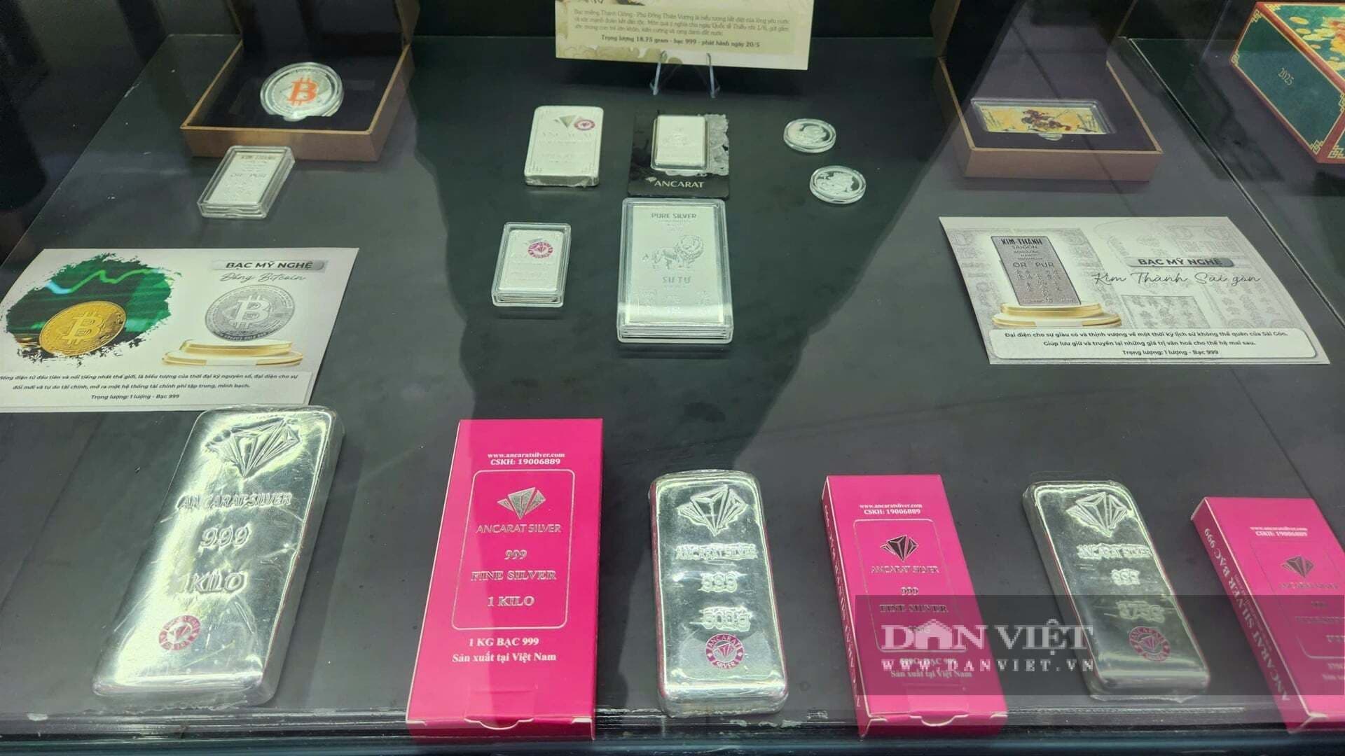 Các sản phẩm bạc miếng và bạc thỏi được trưng bày trong tủ kính, tượng trưng cho nguồn cung và sản phẩm đầu tư bạc.