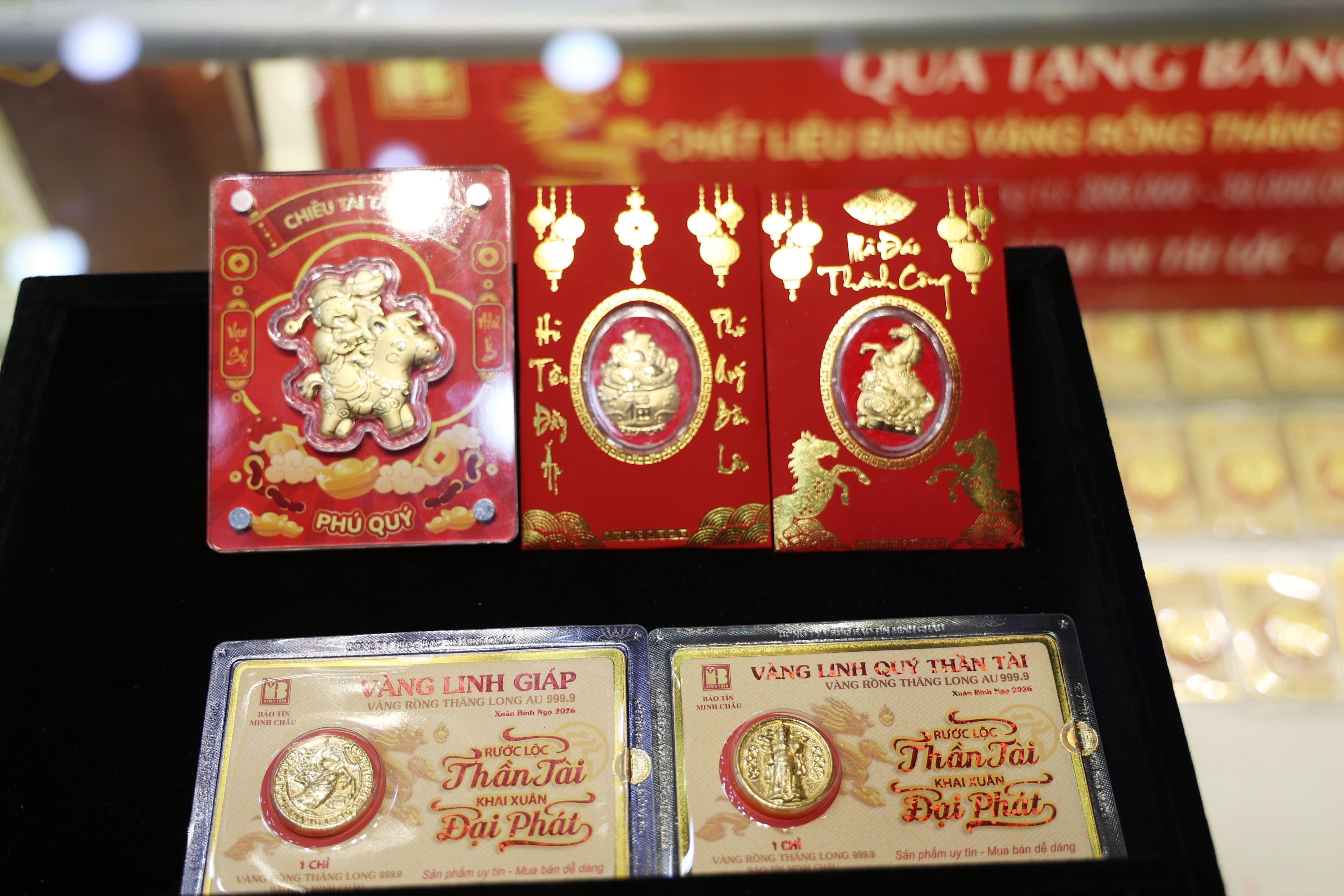 Các sản phẩm vàng miếng và đồng tiền vàng có hình Thần Tài được trưng bày, tượng trưng cho lộc tài và may mắn.