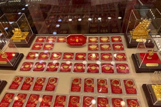 Các sản phẩm vàng miếng và trang sức được trưng bày, tượng trưng cho tài sản trú ẩn an toàn khi niềm tin tài chính suy giảm.