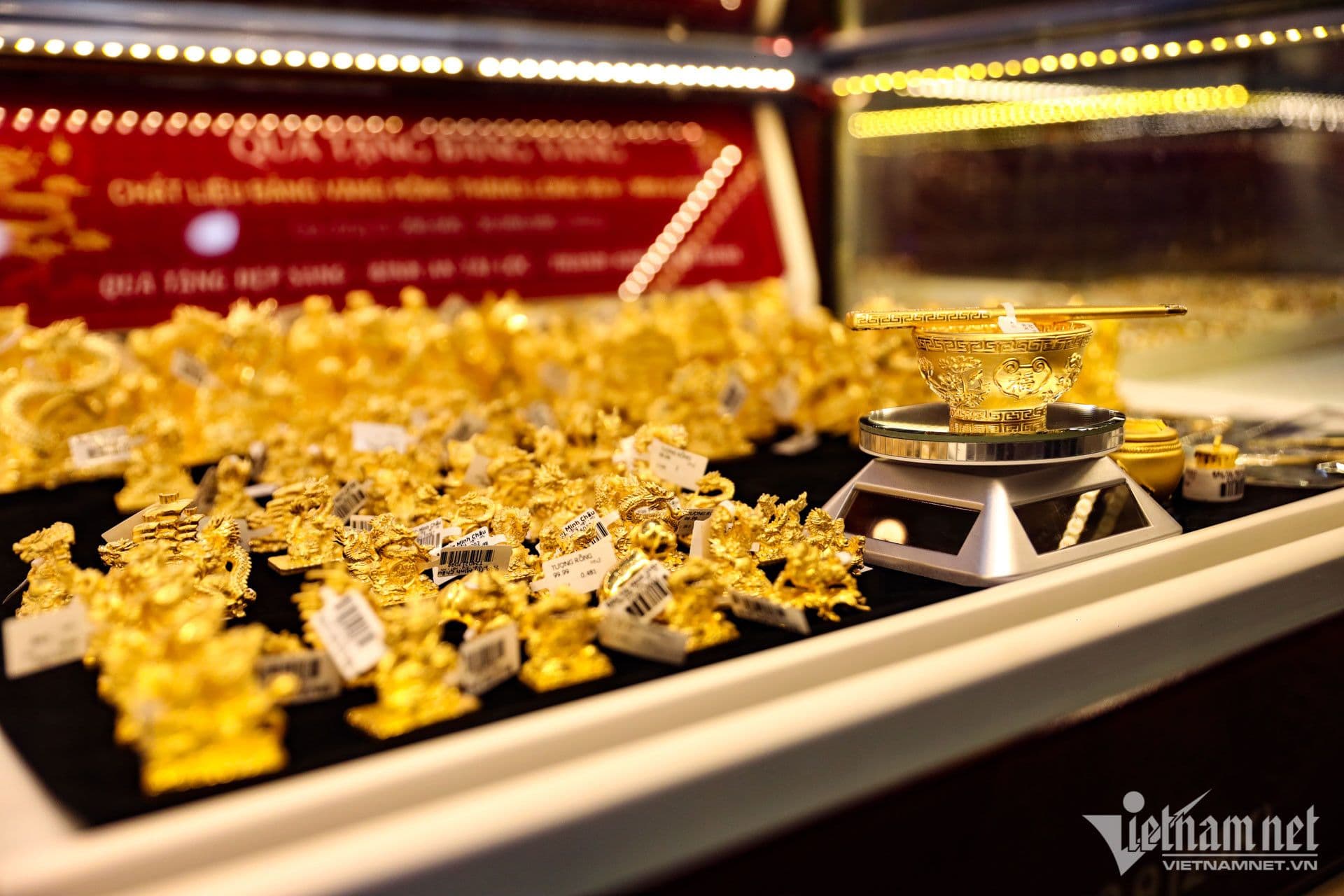 Các sản phẩm vàng miếng và vàng trang sức tại cửa hàng, phản ánh nhu cầu trú ẩn an toàn của nhà đầu tư.