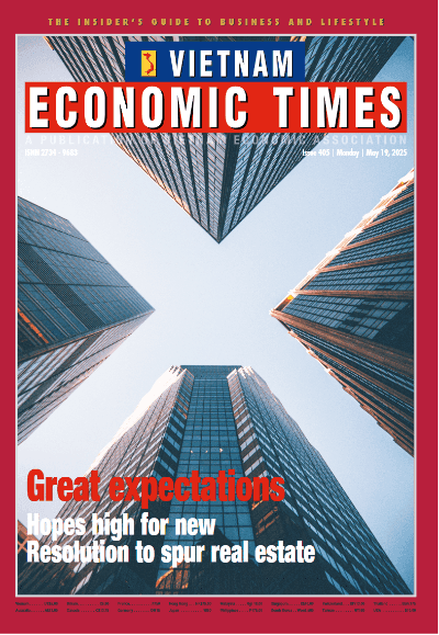 Các tòa nhà cao tầng hiện đại nhìn từ dưới lên, tượng trưng cho sự tăng trưởng vốn và kỳ vọng phát triển của doanh nghiệp.