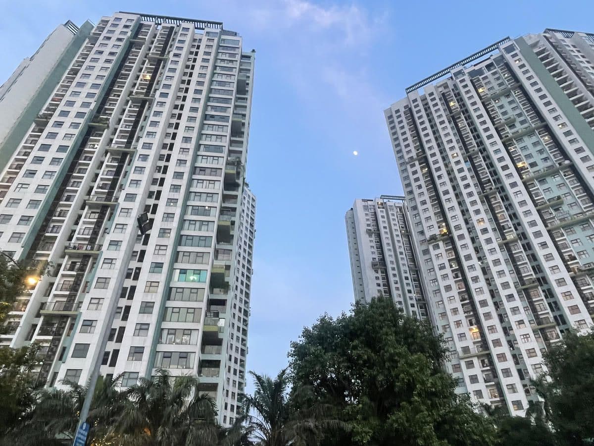 Các tòa nhà chung cư cao tầng, biểu tượng của sự dịch chuyển thị trường bất động sản Việt Nam sang nhu cầu ở thực.