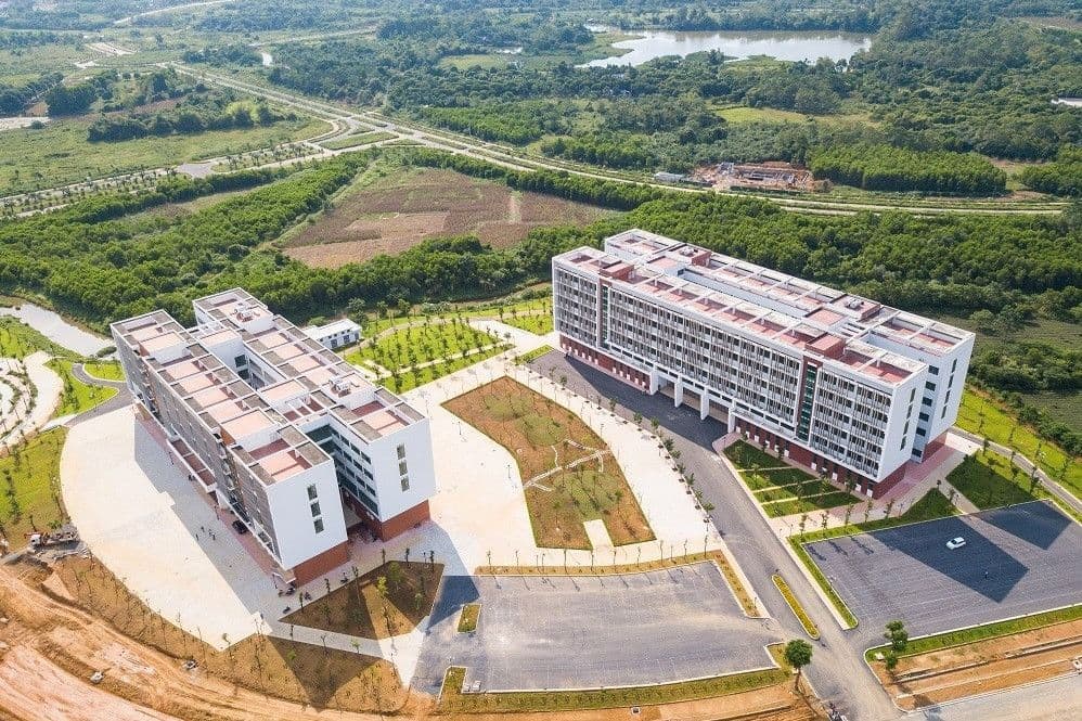 Các tòa nhà hiện đại trong khuôn viên một phân hiệu đại học mới, minh họa không gian tích hợp cho học thuật và đời sống sinh viên.