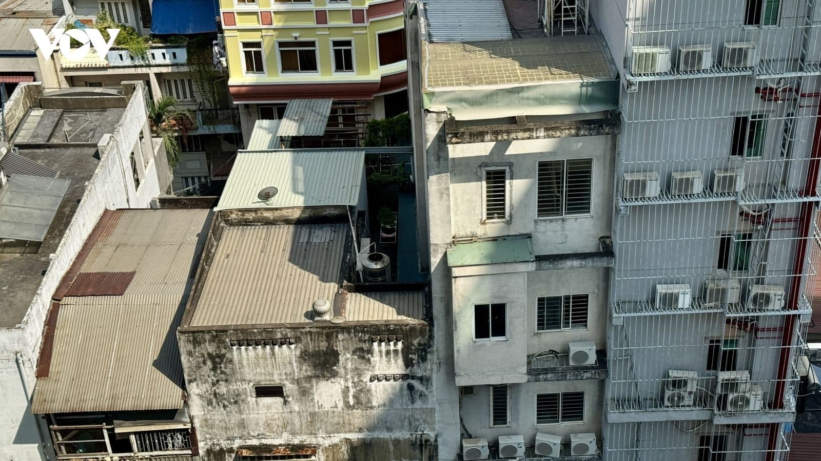 Các tòa nhà với nhiều máy điều hòa nhiệt độ hoạt động hết công suất trong mùa hè nóng bức