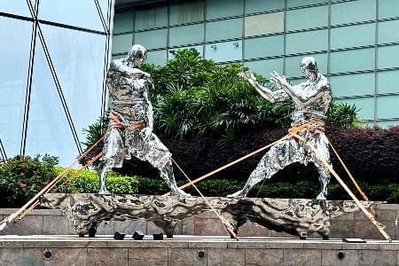 Các tác phẩm điêu khắc được cố định bằng dây thừng ở Hồng Kông để chuẩn bị cho bão số 18 (Ragasa).