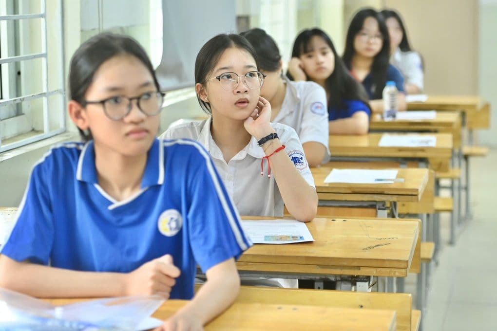 Các thí sinh tập trung làm bài trong phòng thi môn Toán, hình ảnh phản ánh không khí căng thẳng của kỳ thi tuyển sinh lớp 10 Hà Nội.