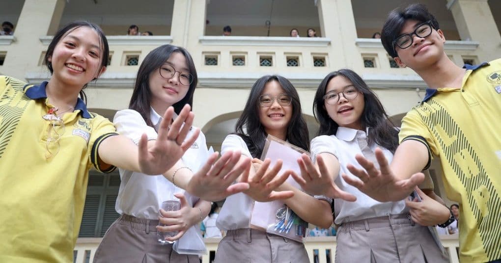 Các thí sinh vui vẻ sau khi hoàn thành kỳ thi tốt nghiệp THPT 2025.
