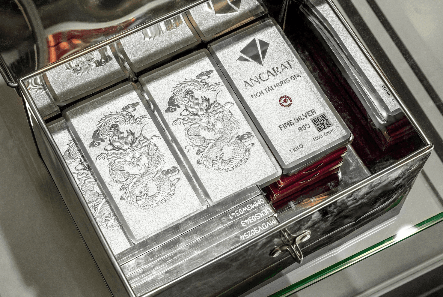 Các thỏi bạc Ancarat 999 loại 1kg, minh họa cho các loại bạc miếng được giao dịch trên thị trường.