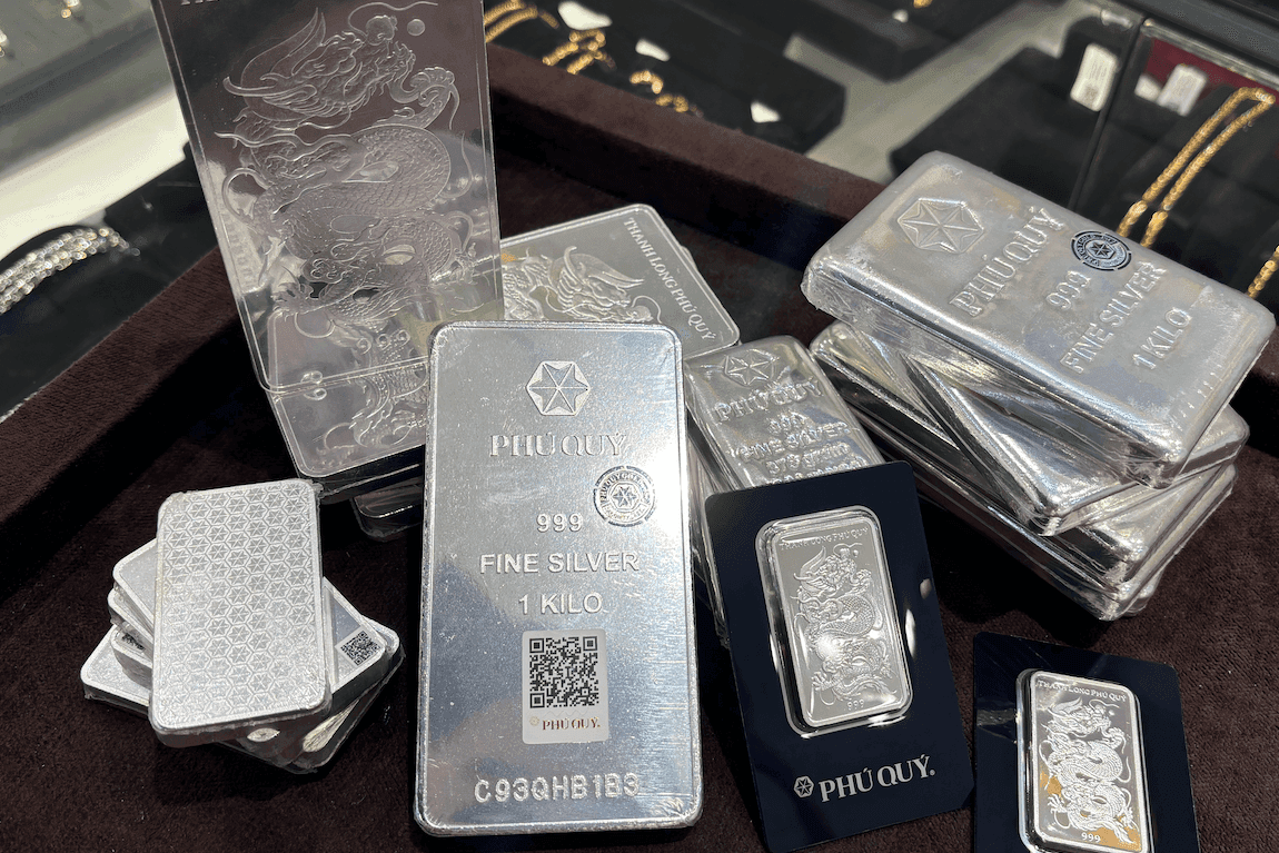 Các thỏi bạc Phú Quý 999 Fine Silver 1 Kilo và các sản phẩm bạc miếng khác được trưng bày trên quầy.