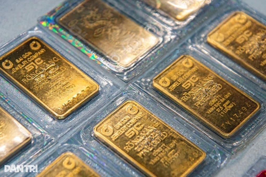 Các thỏi vàng SJC, phản ánh tình trạng khan hiếm nguồn cung và nhu cầu giảm tại thị trường Việt Nam