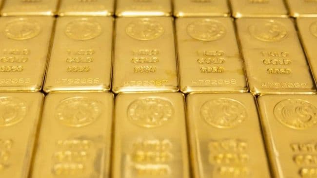 Các thỏi vàng xếp chồng lên nhau, tượng trưng cho vàng là tài sản trú ẩn an toàn trong bối cảnh bất ổn địa chính trị.