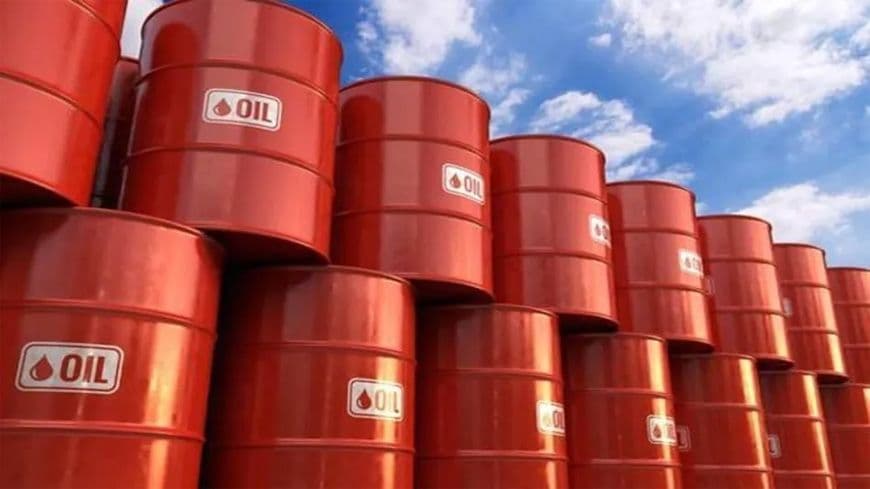 Các thùng dầu màu đỏ xếp chồng lên nhau dưới bầu trời xanh, tượng trưng cho nguồn cung dầu thô và các chi phí cấu thành giá xăng dầu.