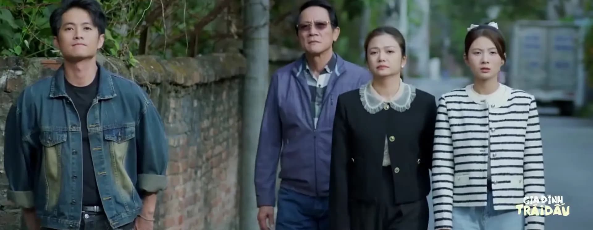 Các thành viên gia đình trong 'Gia Đình Trái Dấu' với vẻ mặt trầm tư, thể hiện sự chia ly và gắn kết