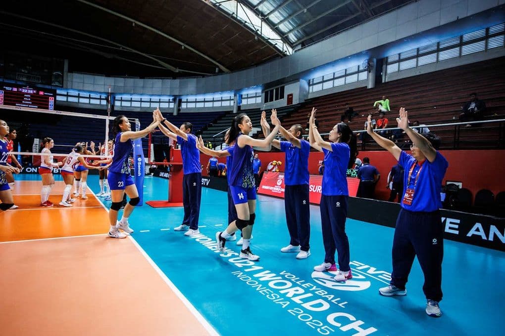 Các thành viên đội tuyển bóng chuyền nữ U21 Việt Nam và ban huấn luyện trên sân, trong bối cảnh án phạt nghiệt ngã từ FIVB.