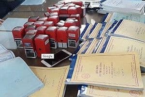 Các tài liệu và con dấu hành chính, thể hiện sự phức tạp trong quản trị doanh nghiệp và ranh giới trách nhiệm cá nhân.