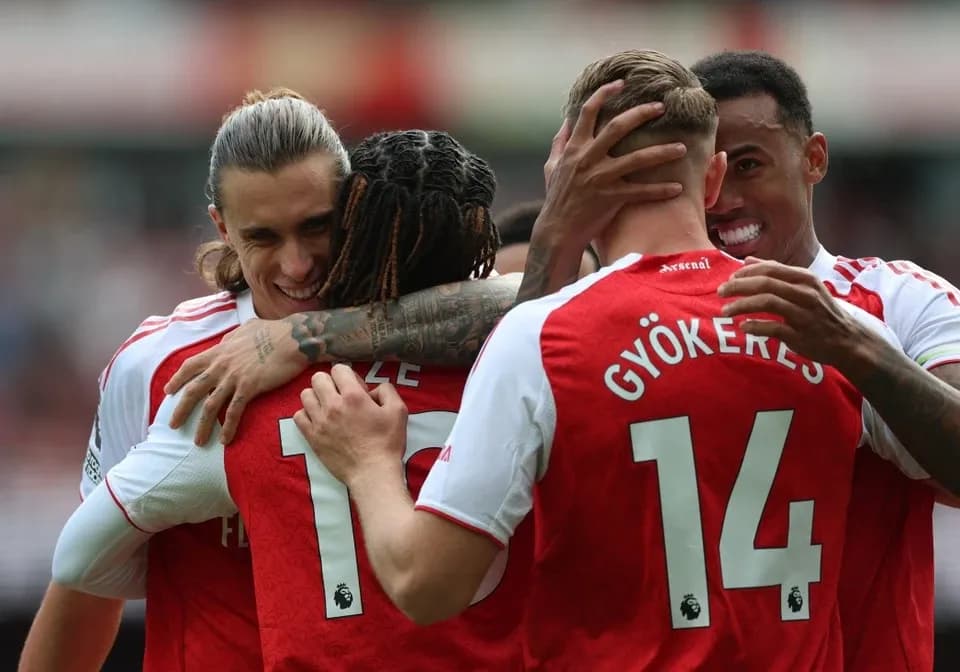 Các tân binh Arsenal Eze và Gyokeres cùng đồng đội ăn mừng bàn thắng quan trọng tại Emirates.
