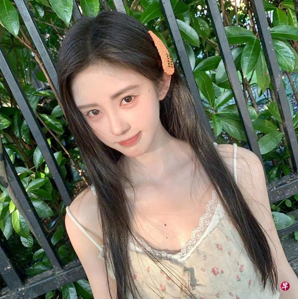 Cúc Tịnh Y nhìn vào điện thoại, hình ảnh đại diện cho ngôi sao vướng vào lùm xùm trốn thuế và tranh chấp hợp đồng.