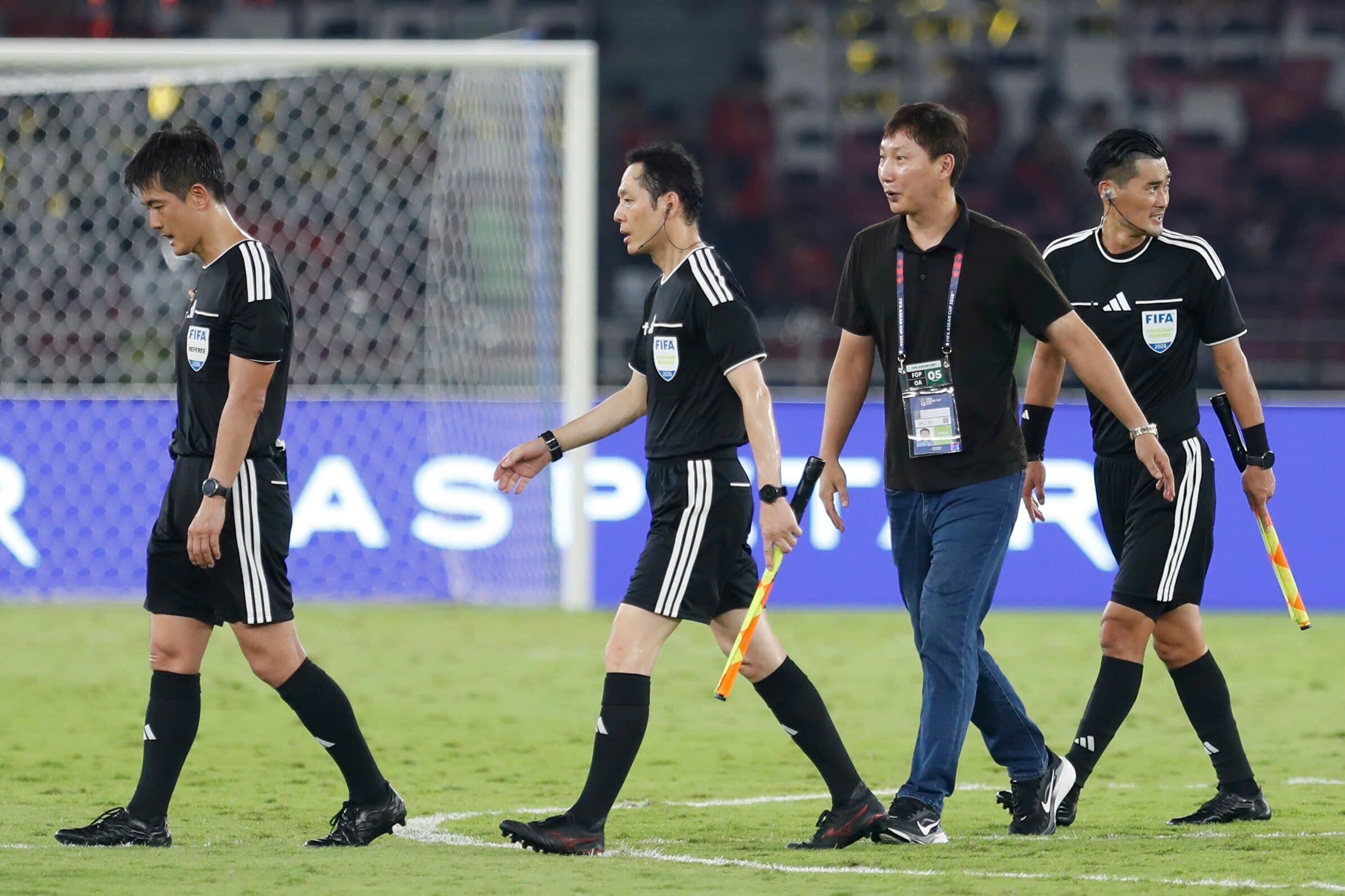 Các trọng tài trên sân, tượng trưng cho các quy định và án phạt từ FIFA liên quan đến bê bối nhập tịch cầu thủ của Malaysia.