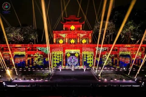 Cục trưởng Xuân Bắc và NSND Tự Long khuấy động phiên đấu giá thiện nguyện, gây quỹ ủng hộ đồng bào vùng lũ.