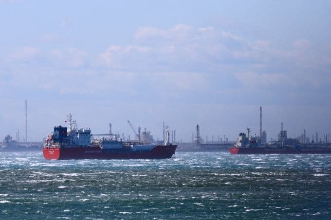 Các tàu chở dầu và khí hóa lỏng tại cảng, minh họa cho việc đa dạng hóa nguồn nhập khẩu và đảm bảo an ninh năng lượng quốc gia.