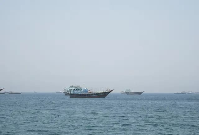 Các tàu thuyền di chuyển qua Eo biển Hormuz, một tuyến đường hàng hải chiến lược quan trọng đối với an ninh năng lượng toàn cầu