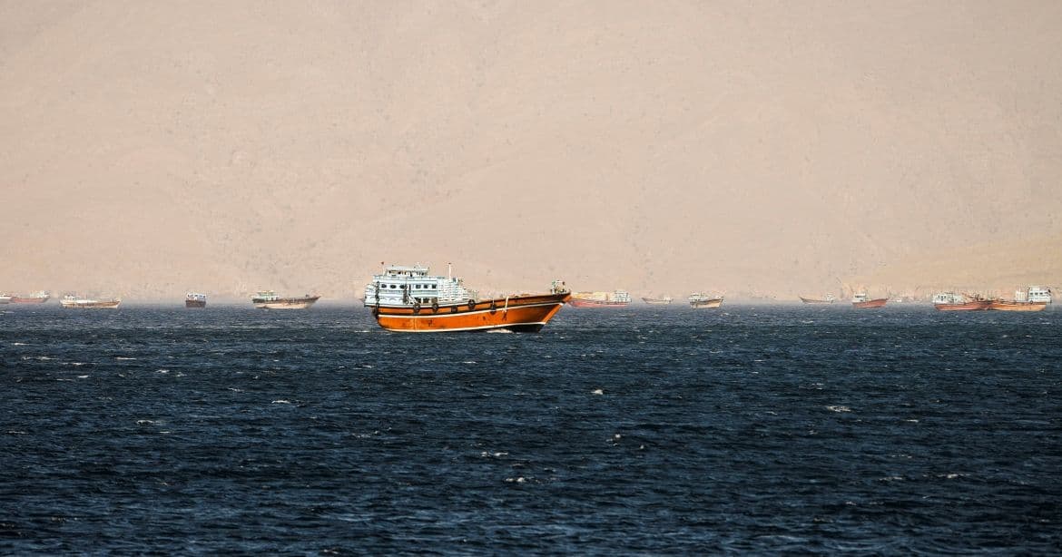 Các tàu thuyền trên Eo biển Hormuz, tuyến đường thủy chiến lược và điểm nóng căng thẳng khu vực.