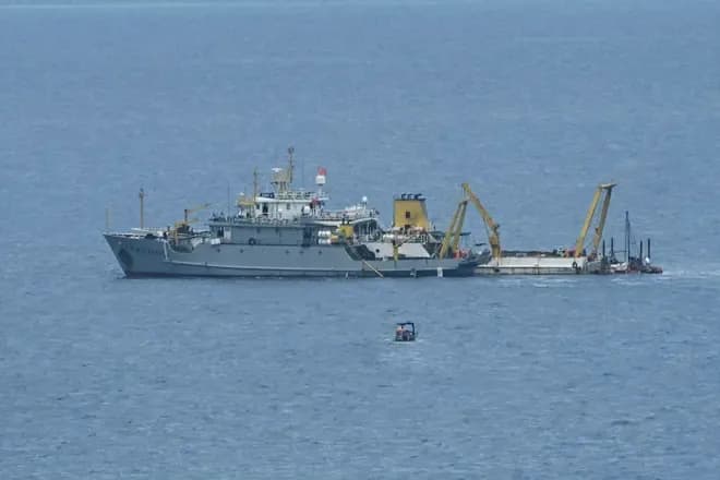 Các tàu tuần duyên Philippines hoạt động gần một bãi cạn tranh chấp, tượng trưng cho ý chí kiên định bảo vệ chủ quyền.