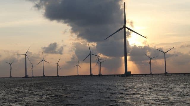 Các tuabin điện gió ngoài khơi trên biển, biểu tượng cho tầm nhìn mới của Petrovietnam trong ngành năng lượng xanh.