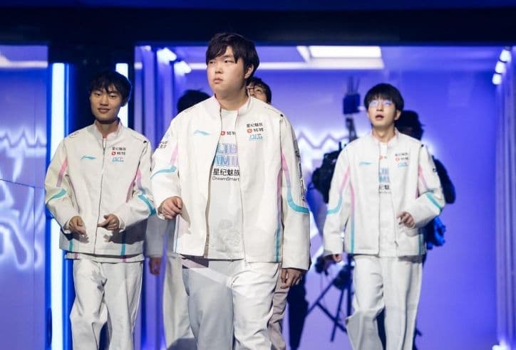 Các tuyển thủ chuyên nghiệp của LPL bước ra sân khấu, tượng trưng cho sự phát triển và tương lai của esports châu Á.