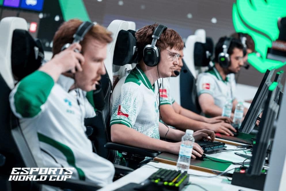 Các tuyển thủ esports đang thi đấu tại Esports World Cup, thể hiện không khí cạnh tranh của giải đấu.